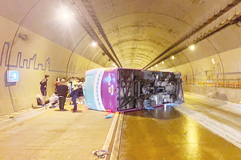 ◎ 三月十一日晚間,台灣台北市文山區文山隧道内,貴族學校康橋中學一輛校車沿信義快速道路往信義區行駛時,突然發生翻覆意外,橫卧在隧道中間。校車上共有二十七人(二十六學生、一名駕駛),其中三人受傷,但意識清醒,事故原因有待釐清。(香港中通社圖片)