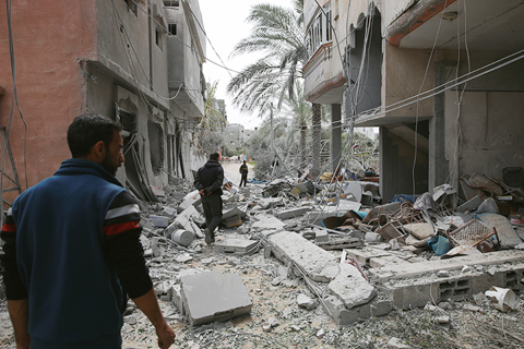 ◎ 據巴勒斯坦通訊社三月十六日報道,以色列軍隊十五日夜間空襲加沙地帶中部努賽賴特難民營一處住宅,造成至少三十六人死亡。圖為當日在加沙地帶中部努賽賴特難民營拍攝的以軍空襲後的場景。(新華社發)