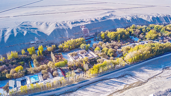 2022年11月,空拍深秋季節的莫高窟。(王斌銀 攝)