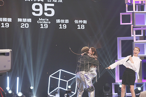 ◎ 谷婭溦開心到飛撲古淖文。