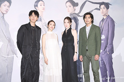 ◎ 三月二十一日晚間,台灣電視劇《不夠善良的我們》舉辦首映會,柯震東(左起)、林依晨、許瑋甯、賀軍翔盛裝出席。(香港中通社圖片)