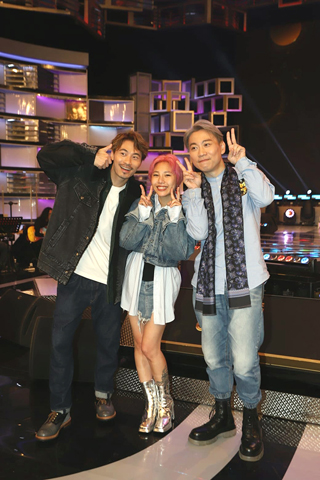 ◎ 顏米羔(右)回應「買粉絲」:我邊有錢。