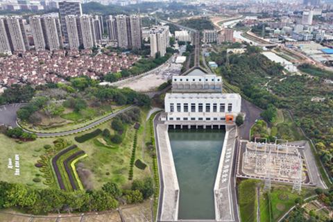 ◎ 三月廿三日,「我為幸福河湖代言」暨東莞市「同飲一江水共建幸福河」主題宣傳活動在廣東東莞市樟木頭鎮啟動。當日,東莞市水務部門還組織媒體記者參觀河道治理以及水資源保護和利用現場。圖為東深供水工程金湖泵站。(無人機照片)(中新社記者 陳文 攝)