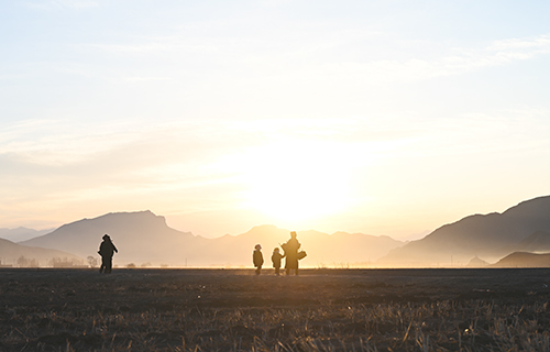 拉薩市林周縣春堆村的村民們早上趕往田間參加春耕活動。(中新社記者 趙朗 攝)