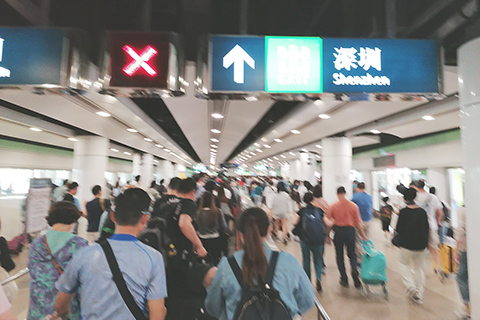 ◎ 三月廿九日,大批香港市民經羅湖口岸入境深圳,海關人山人海。復活節及清明節假期期間(三月廿八日至四月七日),入境處預計約有一千一百萬人次經各海、陸、空管制站進出香港。(香港中通社圖片)