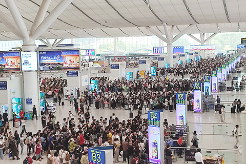 ◎ 三月廿九日,深圳北站進入客運高峰期,有大量旅客包括港澳人士在復活節和清明節期間出行。(香港中通社圖片)