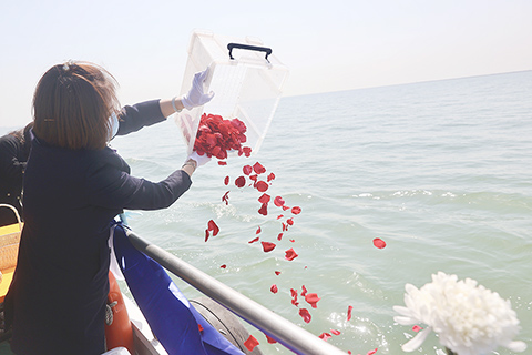 ◎ 三月卅一日,二0二四年京津冀骨灰撒海啟航活動在天津渤海灣舉行。(中新社記者易海菲 攝)