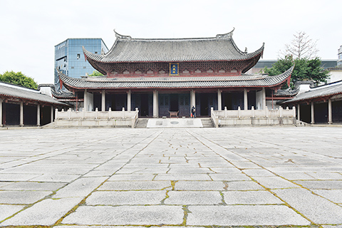 ◎ 三月廿二日,座落於福州鬧市區的福州文廟在周圍現代建築映襯下格外醒目。(中新社記者 呂明 攝)