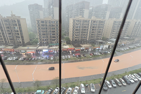 ◎ 四日,粵北多地遭遇強降雨,圖為仁化縣一道路因強降雨出現水浸。(黃瑋攝)