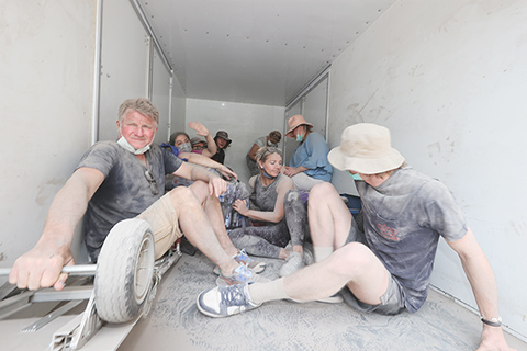 ◎ 台灣花蓮大地震搶救行動四月四日進入第二天,死傷人數攀升至十死一千零六十七傷,花蓮縣消防救難隊挺進太魯閣山區搶救,陸續撤下逾百人。圖為搜救人員陸續協助山月村一百一十人下撤,其中包含四名英國人及四名瑞士人。(香港中通社)