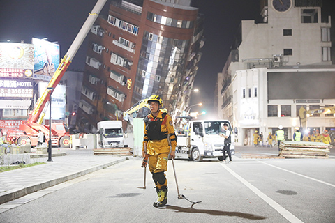 ◎ 四月三日晚九時十分許,花蓮市區內,搜救隊員結束天王星大樓的搜救工作,撤出現場。(中新社)