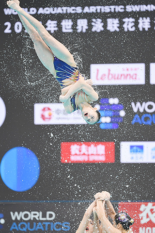 ◎ 四月五日,中國隊在比賽中。花樣游泳世界盃(北京站)集體技術自選比賽中,中國隊奪得冠軍,澳大利亞隊獲得亞軍,哈薩克斯坦隊得季軍。(新華社記者 鞠煥宗 攝)