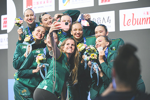 ◎ 四月五日,亞軍澳大利亞隊在頒獎儀式後合影留念。花樣游泳世界盃(北京站)集體技術自選比賽中,中國隊奪得冠軍,澳大利亞隊獲得亞軍,哈薩克斯坦隊獲得季軍。(新華社記者 鞠煥宗 攝)