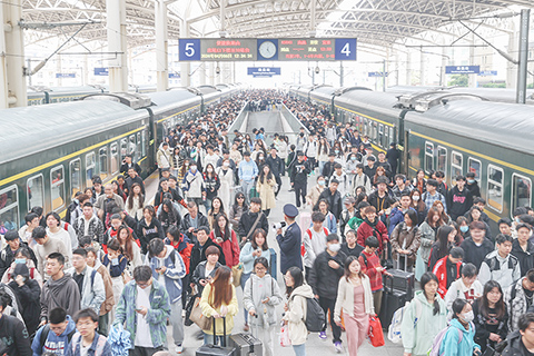 ◎ 四月六日,清明假期最後一天,中國國家鐵路集團有限公司發佈的數據顯示,當日全國鐵路迎來清明假期返程客流高峰,預計發送旅客一千七百九十萬人次,計劃加開旅客列車一千一百六十三列。圖為江西南昌站,眾多旅客從站台上走過。(中新社記者劉力鑫攝)