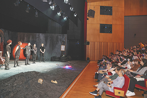 ◎ 話劇《哈姆雷特》別開生面。