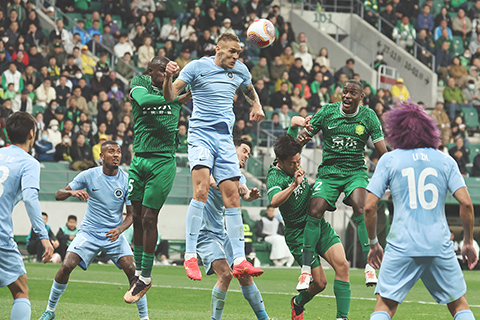 ◎ 四月九日,二0二四中超聯賽第五輪,北京國安隊與深圳新鵬城隊的比賽在北京工人體育場舉行,最終北京國安隊一比二不敵深圳新鵬城隊。圖為深圳新鵬城隊杜加利奇(上)在比賽中爭頂頭球。(中新社發 劉占崑 攝)