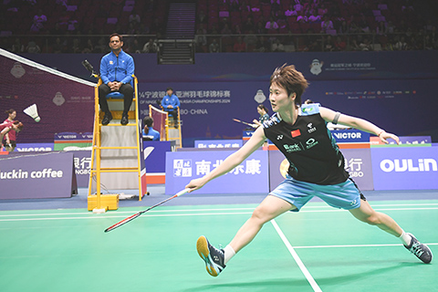 ◎ 四月十一日,在浙江寧波舉行的二0二四年亞洲羽毛球錦標賽中,中國選手陳雨菲二比0輕取韓國選手沈有振,晉級女單八強。圖為陳雨菲在比賽中。(中新社記者 王剛 攝)
