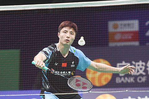 ◎ 四月十一日,在浙江寧波舉行的二0二四亞洲羽毛球錦標賽中,中國選手石宇奇二比0戰勝日本選手西本拳太,晉級男單八強。圖為石宇奇在比賽中。(中新社記者 王剛 攝)