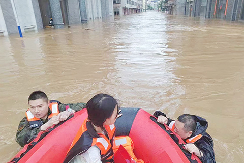 ◎ 四月二十日,韶關市遭遇暴雨。該市始興縣的應急救援人員在轉移被困民眾。(韶關市政府 供圖)