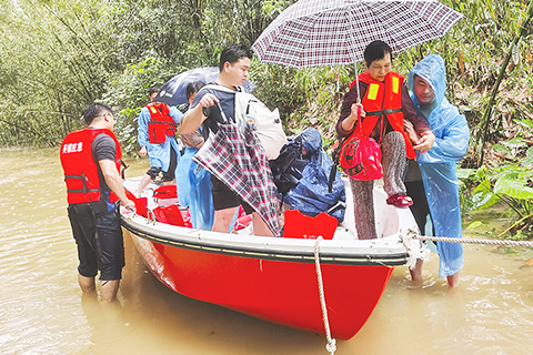 ◎ 四月二十一日,英紅鎮應急救援隊在廣東省清遠市英德市英紅鎮紅橋社區轉移受困居民。近日,英紅鎮因連續性強降水,多處出現水浸。(中新社發王小卡 攝)