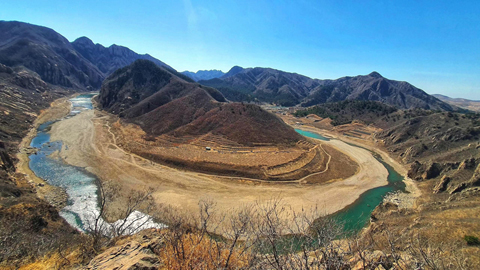 石河在蟠桃峪村拐了一個U形彎