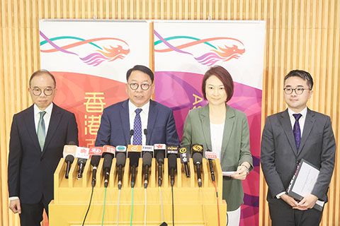 ◎ 香港「憲法和基本法推廣督導委員會」轄下的「愛國主義教育工作小組」四月廿九日舉行首次會議。會議後,香港特區政府政務司司長陳國基(左二)聯同工作小組組長李慧琼(右二)和政制及內地事務局局長曾國衞(左一)會見傳媒。(香港中通社記者許其皓 攝)