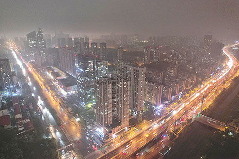 ◎ 四月二十九日中午,暴雨突襲湖南長沙,市區街頭白晝如夜。當日,湖南省氣象台發佈暴雨橙色預警、強對流黃色預警。(無人機照片)(中新社記者楊華峰 攝)