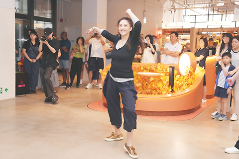 ◎ 廖碧兒即興在中環街市跳舞。