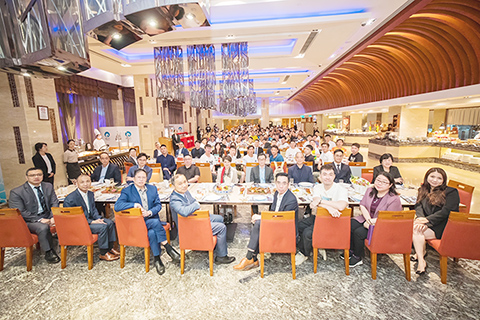 ◎ 嘉賓與參賽球隊合照留念。