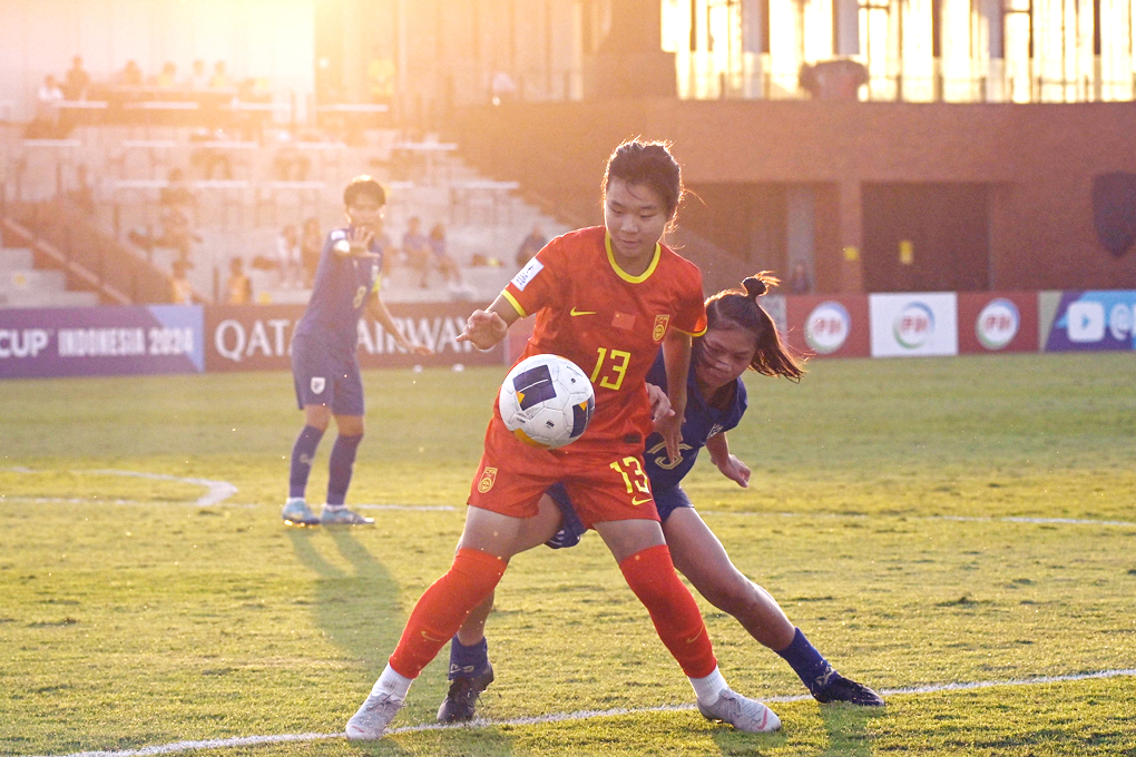 ◎ 5月10日,中國隊球員劉澤玉(前)在比賽中拼搶。在印度尼西亞巴厘島進行的U17女足亞洲盃小組賽中,中國隊3比0戰勝泰國隊。(新華社發阿貢攝)