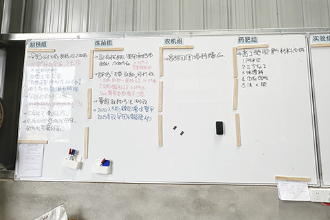 ◎ 四月廿七日,劉家興在江西鄱谷農業科技有限公司內放置的用來記錄早稻生產狀況的白板。(吳敏 攝)