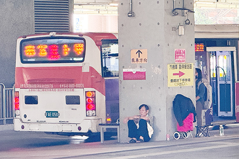 無預警清除 ◎台灣台中車站周邊有不少街頭露宿者聚集,將衣物、被褥與各式物品堆置在二樓車站平台和一樓公車候車區,旅客經過時要特別繞道。台中清潔隊過去每月清除一兩次露宿者的雜物,近期清除頻率大增至每天兩次,而且是無預警清除,使台中車站回復乾淨。(香港中通社圖片)