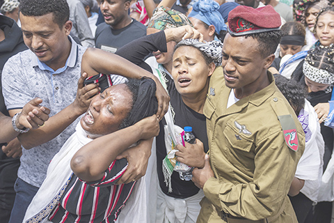 ◎ 五月十二日,以色列中士約瑟夫.達薩的家人在以色列基里亞特阿塔的葬禮上悲痛哀悼。十九歲的達薩在以色列在加沙地帶的地面行動中喪生。(美聯社照片/Ariel Schalit)