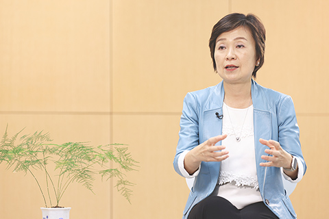 ◎ 香港資助專上院校下學年起非本地學生限額由百分之二十提升至百分之四十。剛結束訪京行程的特區政府教育局局長蔡若蓮五月十三日接受中通社訪問時表示,會總結院校經驗,如有空間會繼續擴大非本地生學額。(香港中通社記者許其 攝)