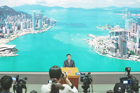 ◎ 香港旅發局五月十四日公佈,四月初步訪港旅客數字為三百四十萬人次,較五月十四日,香港特區行政長官李家超出席行政會議前會見傳媒時表示,內地二十七日起將開放八個城市赴港澳「個人遊」,此次新安排有多重意義,可為香港經濟增添龐大動力。李家超表示,香港旅發局將向八個城市的個人遊旅客派發二百港元優惠券,讓旅客到本地指定餐廳及商店消費。(香港中通社記者 謝光磊 攝)