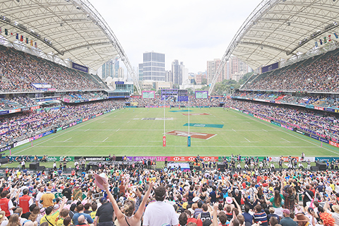 ◎ 今年前四個月訪港旅客數字比去年同期上升約兩成;錄得一千四百六十二萬人次旅客,按年增加一倍。圖為四月香港國際七人欖球賽人山人海。(香港中通社記者 許其皓 攝)