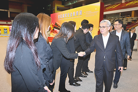 ◎ 保安司長黃少澤等一行慰問工作人員。