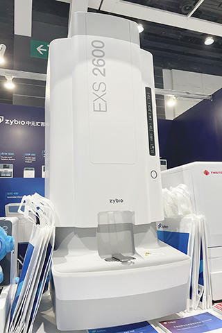 ◎ 作為「國際醫療健康周」的旗艦活動之一,第十五屆香港國際醫療及保健展十六日拉開序幕,吸引了約三百家展商參加。今年首次參展的有匈牙利、中國重慶和吉林的展團,展示了分析檢測科學、臨床診斷、生命科學等領域的創新儀器。(香港中通社記者 陳偉根 攝)