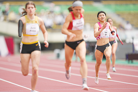 ◎ 五月二十二日,中國選手李露(前右)在女子四百米T47級別決賽中,最終她以五十九秒六九的成績位列第六。第十一屆世界殘疾人田徑錦標賽在日本神戶繼續進行。(新華社記者 張笑宇 攝)