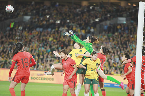 ◎ 六月三日,中國隊守門員徐歡(上)在比賽中撲救。在澳大利亞悉尼舉行的中澳女足友誼賽中,中國隊零比二不敵澳大利亞隊。(新華社記者 馬平攝 )