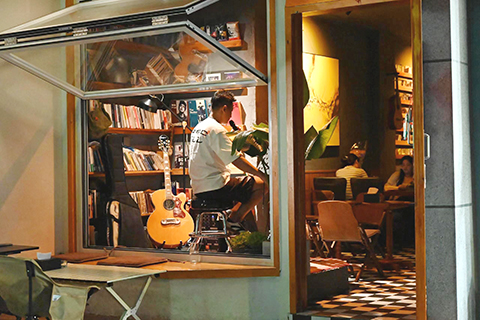 成都小酒館某歌手駐唱