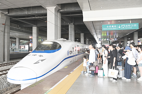 ◎ 在合肥南站,旅客等待乘坐G八三八八次高鐵列車前往自己的目的地。(中新社記者韓蘇原 攝)