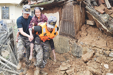 ◎ 六月十九日,福建省防汛辦披露,截至六月十八日十九時,強降雨已造成福建省六個設區市四十個縣(市、區)五百零七個鄉鎮五十八點六五萬人受災,農作物受災三十七點一九千公頃,直接經濟損失六十八點二二億元人民幣。自六月九日以來,福建省遭受一輪強降雨持續侵襲,部份地區發生嚴重洪澇和地質災害,造成人員傷亡和財產損失。圖為六月十七日,武警官兵在福建省龍岩市武平縣中赤鎮轉移受災老人。(中新社發 陳銓晟 攝)