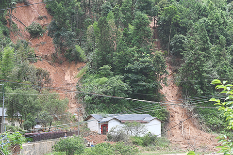 ◎ 六月二十一日,廣東省梅州市平遠縣泗水鎮成文村多處山體滑坡。成文村因遭遇洪災,目前仍處於斷水斷電、通訊失聯、道路中斷的狀態,成為「孤島村」,應急救援物資需靠航空救援直升機投送。(中新社記者陳楚紅 攝)