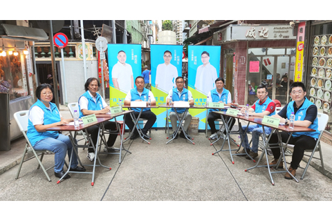 ◎ 街坊議員互中區服務團隊收集居民意見。