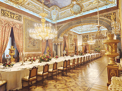 餐桌附近金碧輝煌