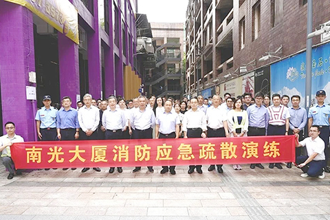 ◎ 消防員落區向市民宣傳講解防火安全措施。
