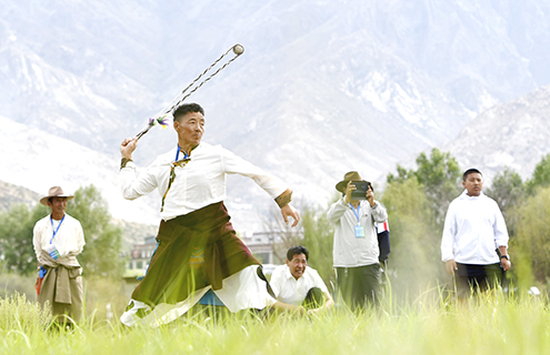 參賽選手進行「古朵」比賽。(李林 攝)