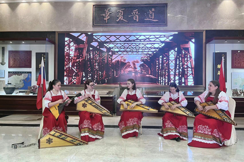 ◎ 六月廿九日,俄羅斯青少年在山西省晉商文化博物館演奏民族樂器古斯里琴。(中新社記者范麗芳 攝)