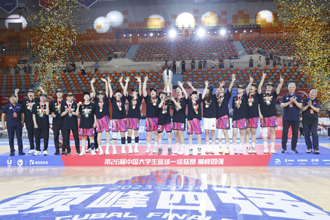 ◎ 六月三十日,北京大學隊成員在領獎台上慶祝奪冠。第二十 六屆中國大學生籃球聯賽女子組決賽在浙江杭州舉行,北京大學隊六十九比六十三戰勝北京師範大學隊,奪得冠軍。(中新社記者 蕭健 攝)